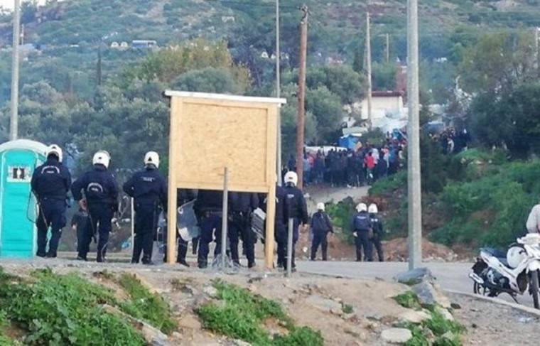 Греческая полиция применила газ для разгона протестующих мигрантов - news.ru - Греция - Острова