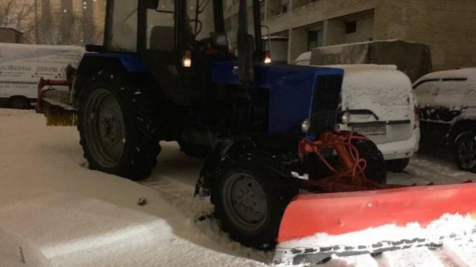 Ночью на улицах Фрунзенского района снег убирали 300 дворников - piter.tv - Купчино