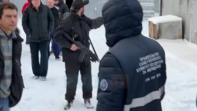 В Приморском районе начался снос гаражей. Петербуржец протестует с помощью гранаты и автомата - piter.tv - р-н Приморский