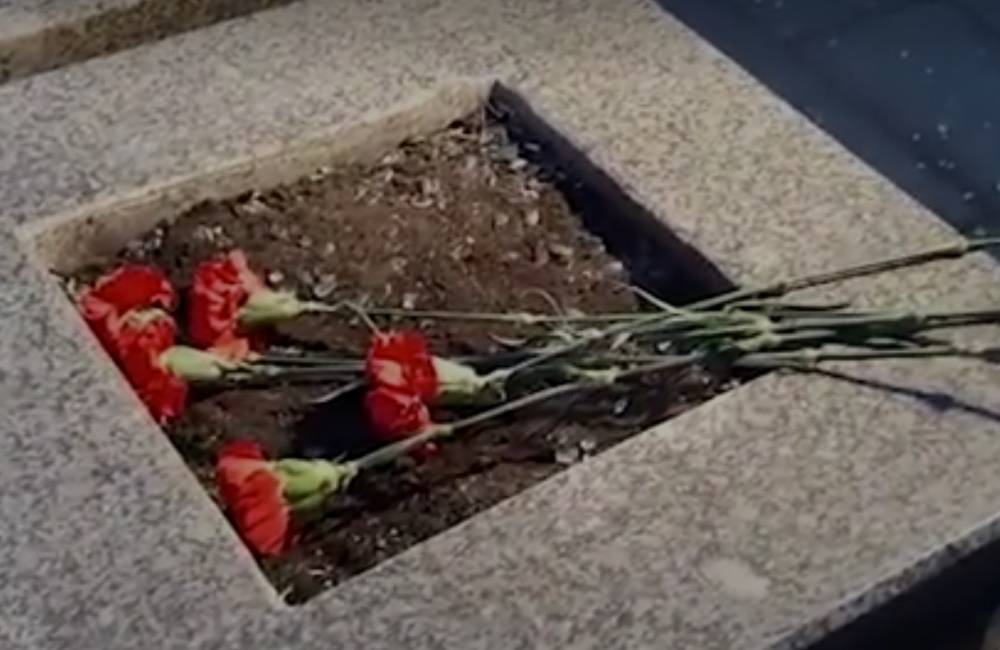 Евгений Манюров - Москвичи принесли цветы к месту стрельбы на Лубянке - vm.ru - Подольск