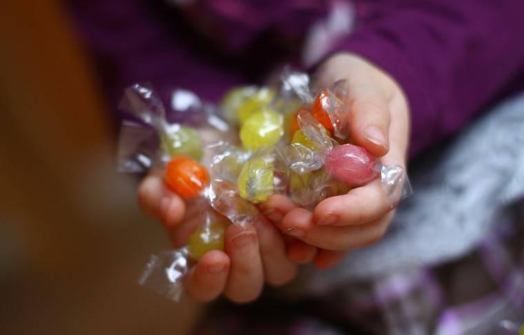 В детских новогодних подарках в Челябинске нашли просроченные конфеты - news.ru