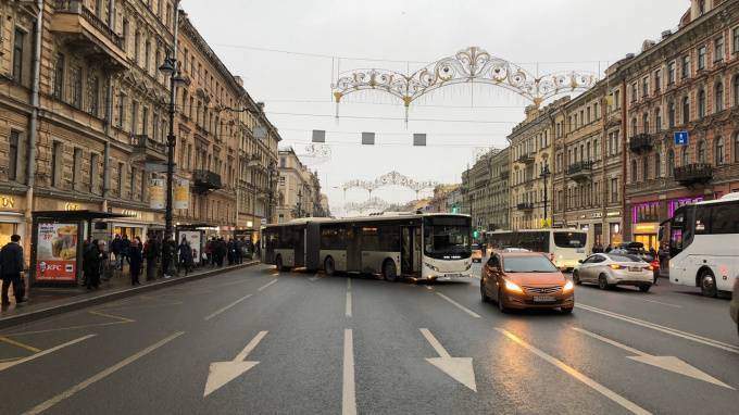 Движение по Невскому проспекту перекрыл автобус - piter.tv - Санкт-Петербург