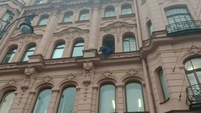 С фасада Дома Бака в Петербурге обвалилась штукатурка - piter.tv - Санкт-Петербург