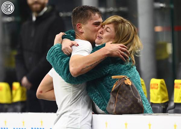 17-летний игрок "Интера" отпраздновал первый гол с мамой и расплакался - nakanune.ru