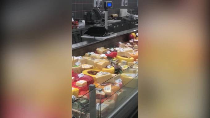 Видео: в Выборге воробьи клюют сыр с прилавка в супермаркете - piter.tv