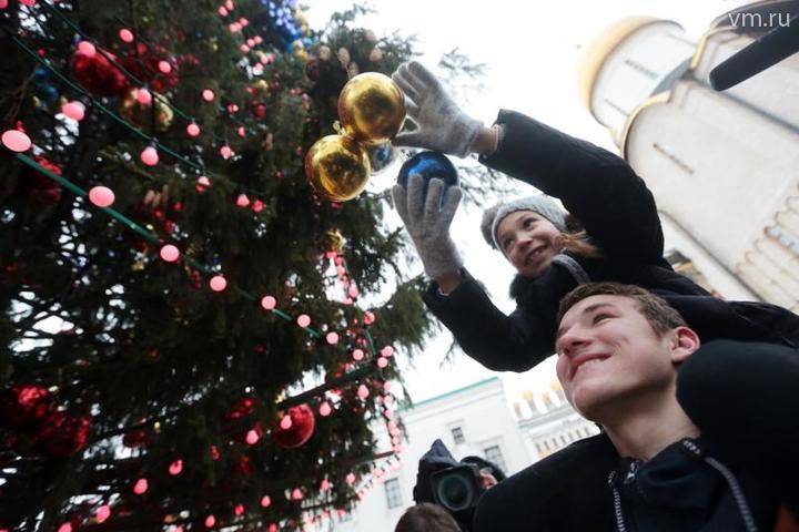 Елена Крылова - Более двух тысяч игрушек и 170 шаров украсили главную елку страны - vm.ru - Россия