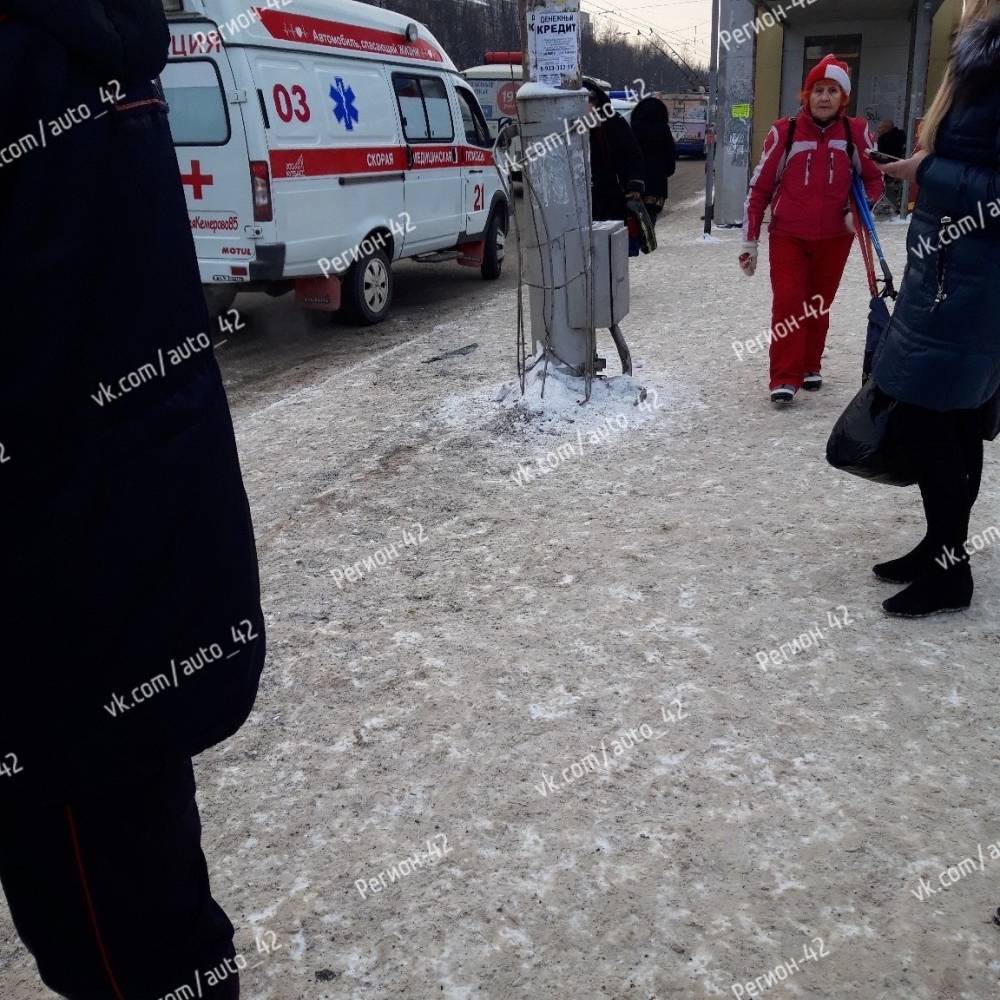 В Кемерове водитель ВАЗа сбил троих человек на остановке и скрылся - gazeta.a42.ru