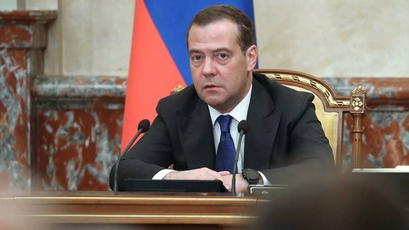 Дмитрий Медведев - Нгуен Суан Фук - Медведев провёл телефонный разговор с премьером Вьетнама - russian.rt.com - Россия - Вьетнам