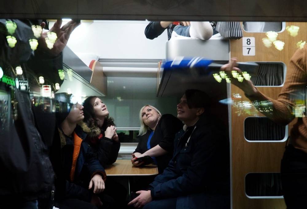 РЖД разрешили пассажирам с верхних полок сидеть на нижних - vm.ru