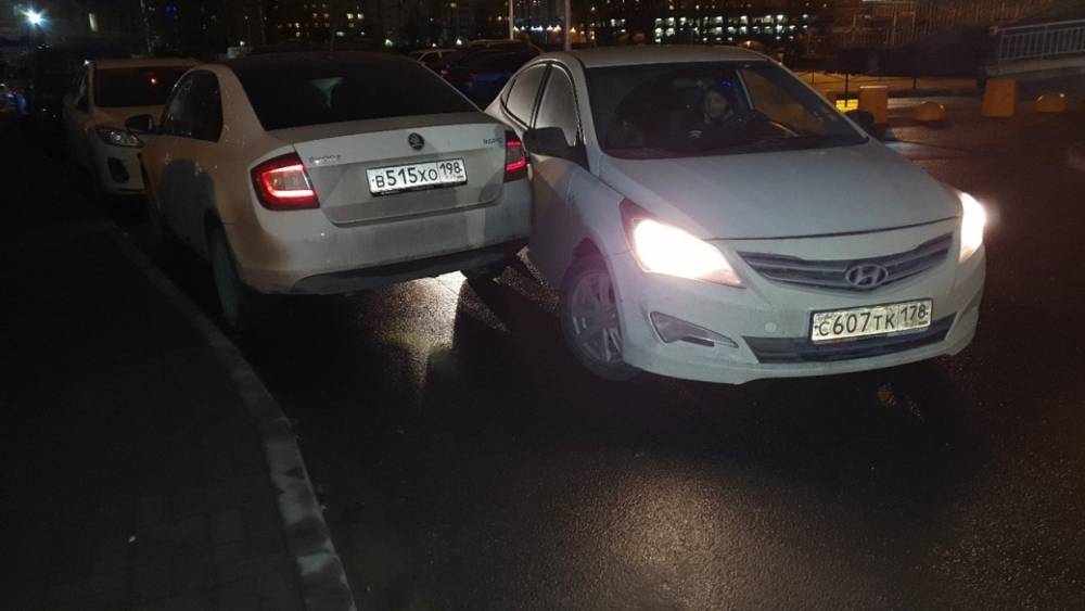 Автоледи в попытке проехать сильно поцарапала припаркованную Skoda - wvw.daily-inform.ru - Санкт-Петербург