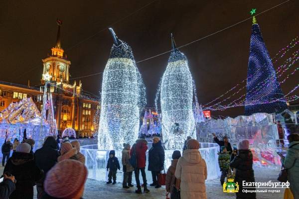 Танцы белых медведей и "Мисс Екатеринбург" в роли Снегурочки: в уральской столице открылся главный ледовый городок - nakanune.ru - Екатеринбург