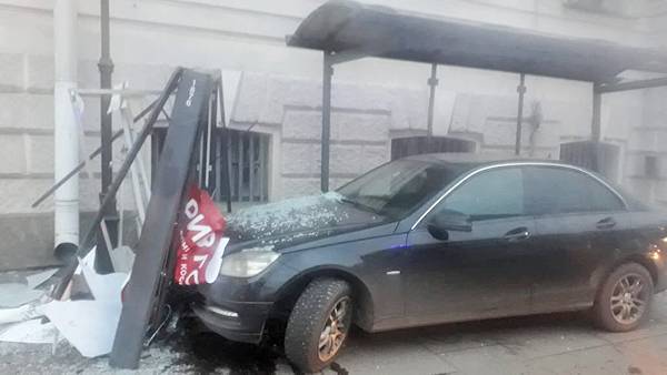 Mercedes - Mercedes сбил пешеходов на остановке в Петербурге - nakanune.ru - Санкт-Петербург - район Петроградский, Санкт-Петербург - Петербург