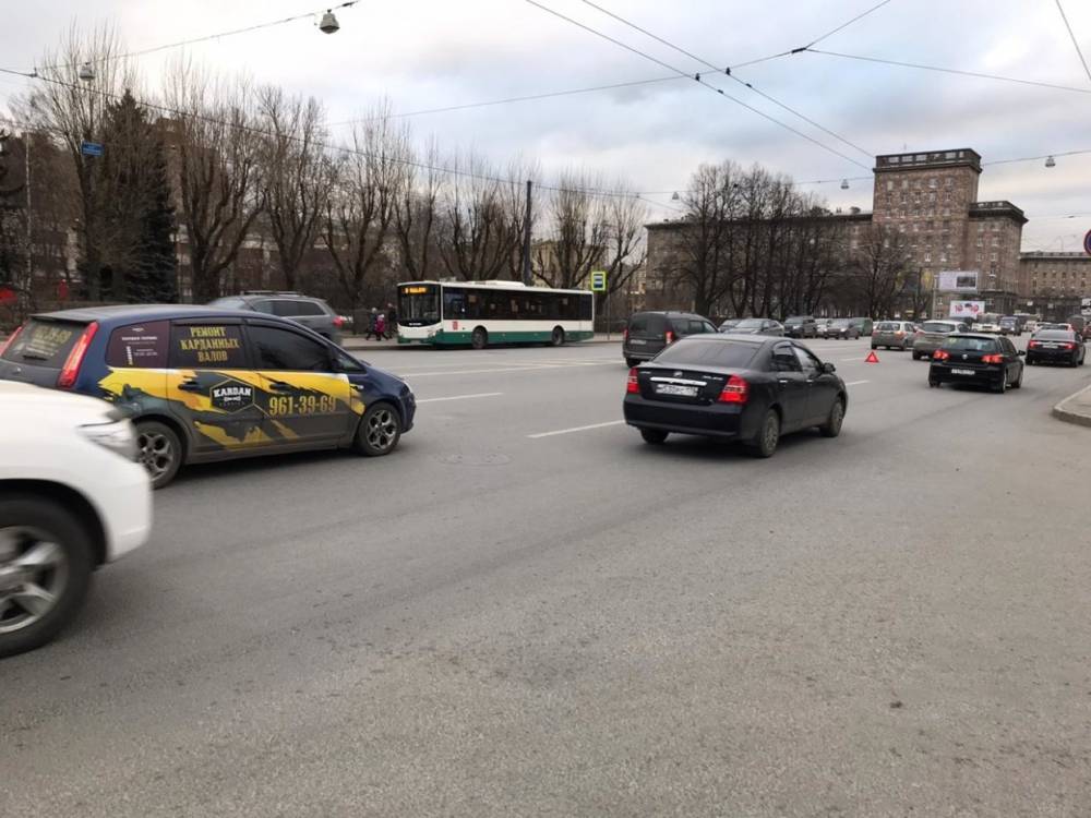 Ford Kuga - На проспекте Стачек водители двух Ford устроили аварию и больше четырех часов ждали ГАИ - wvw.daily-inform.ru - Санкт-Петербург