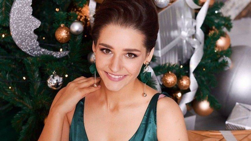 Глафира Тарханова - Глафиру Тарханову сравнили с «новогодней феей» в воздушном платье - 5-tv.ru - Россия