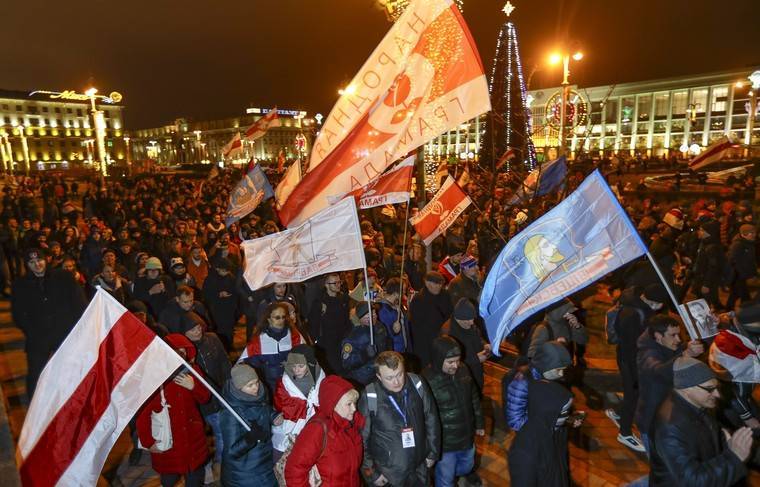 Протестующие выстроились в живую цепь в центре Минска - news.ru - Франция - Париж - Минск