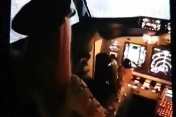 Андрей Свинцов - Депутат ГД призвал проверить видео с девушкой за штурвалом самолета - vm.ru
