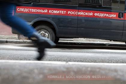 Россияне нашли возле дома стоящий на коленях труп - lenta.ru - Омск - Кировск - Суперомск