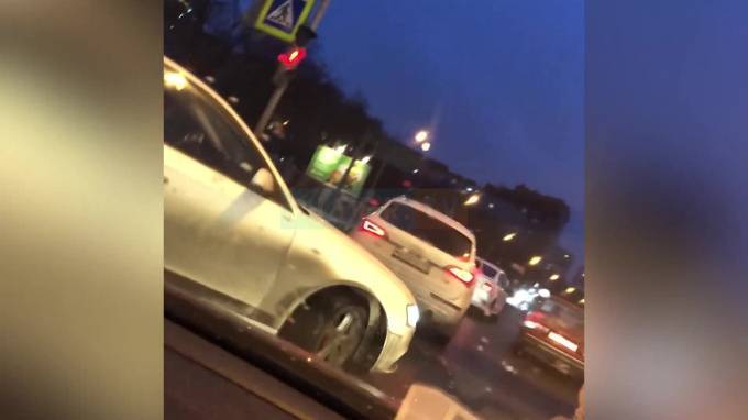 Видео: ВАЗ пробил ограждение на дороге в Московском районе - piter.tv