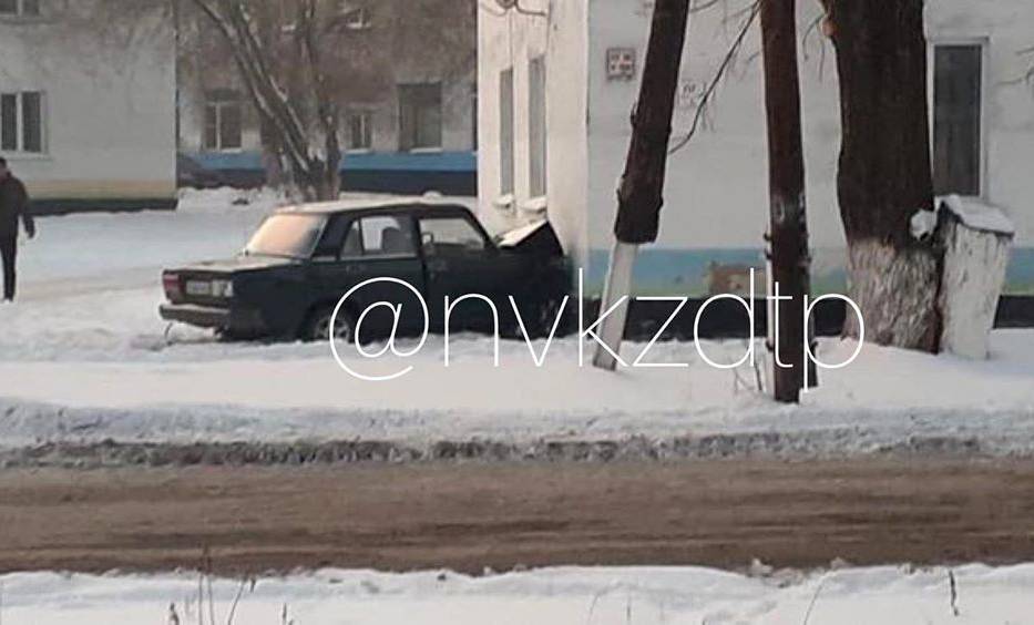 В Кузбассе автомобиль врезался в стену жилого дома - gazeta.a42.ru - район Новокузнецка