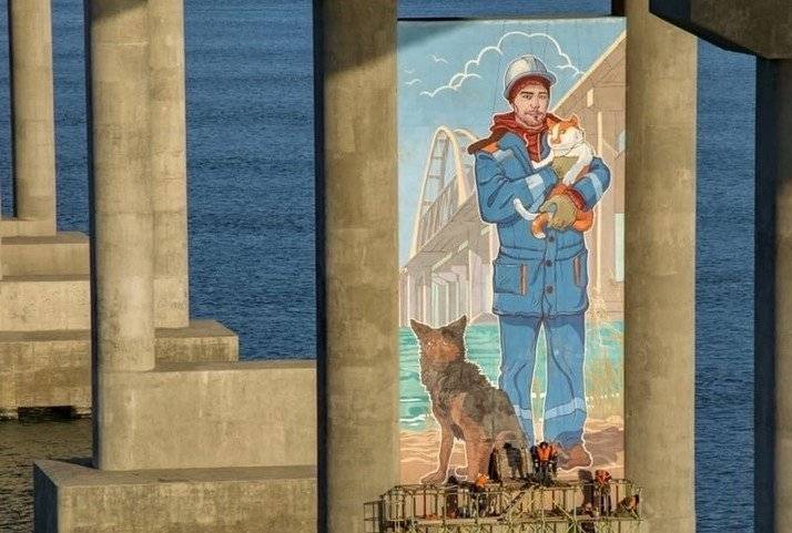 Крымский мост украсил 20-метровый портрет строителя с котом и собакой - politros.com