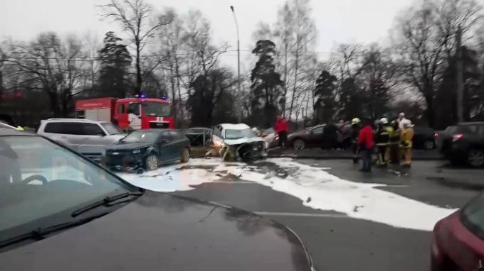 Видео: водитель Audi столкнулся с 12 машинами на Выборгском шоссе - piter.tv