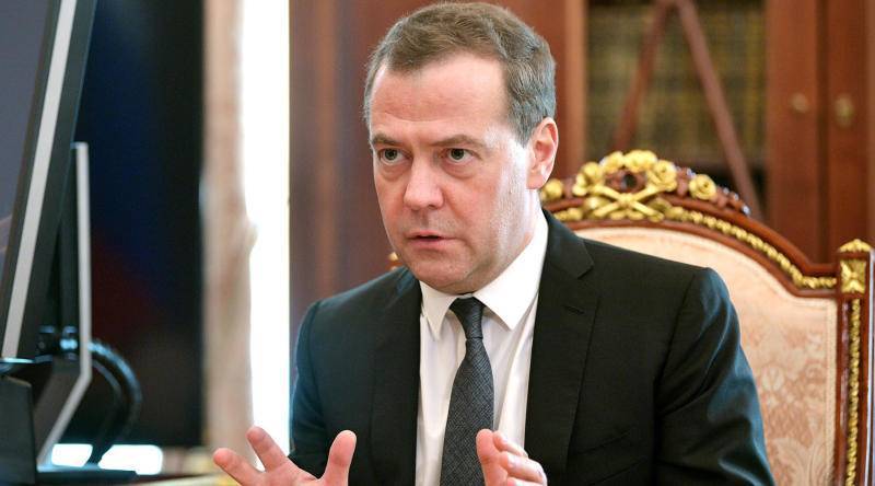 Дмитрий Медведев - Анастасий Ивлеев - Медведев ответил Ивлеевой на вопрос, запретят ли в России YouTube - vm.ru - Россия