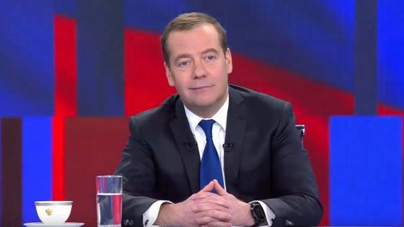 Дмитрий Медведев - Медведев считает, что каждый россиянин должен с утра делать зарядку - polit.info - Россия