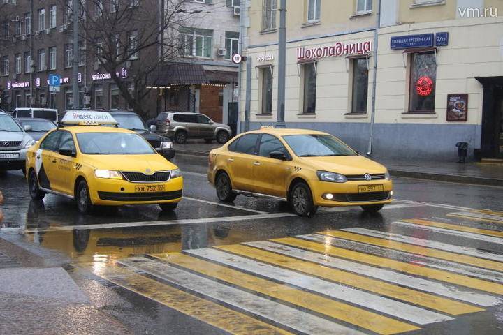 Таксист забрал 100 евро у пассажира - vm.ru - Москва - Россия