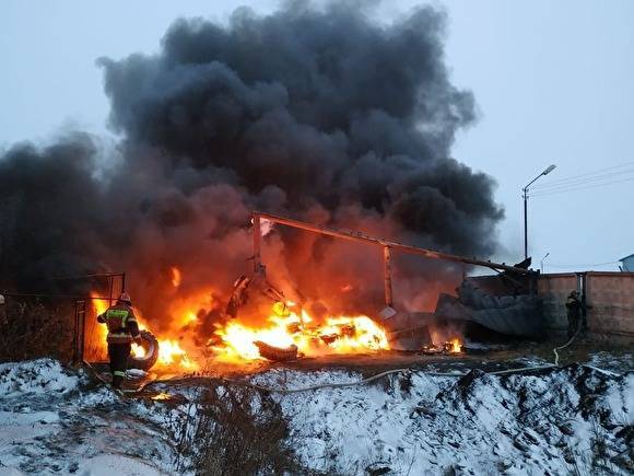 Пожарным удалось локализовать пожар на складе резиновых изделий в Большом Истоке - znak.com - Свердловская обл.