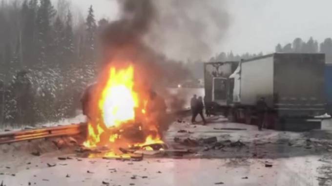 В ХМАО водитель "Газели" сгорел заживо в массовом ДТП из 6 машин - piter.tv - Ханты-Мансийск - Тюмень - Югра