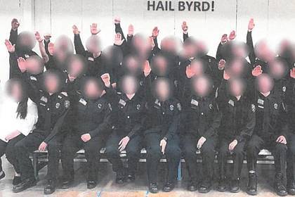 Десятки тюремных надзирателей уволят после фото с нацистским приветствием в США - lenta.ru - USA - штат Западная Виргиния