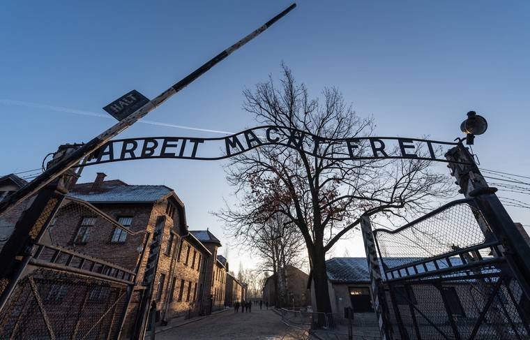 Павел Яблоньский - Меркель в первый раз посетила Освенцим - news.ru - Германия - Польша