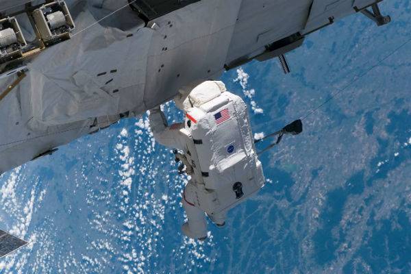 Лука Пармитано - Астронавтам МКС пришлось чинить прохудившийся скафандр в открытом космосе - trud.ru - Италия