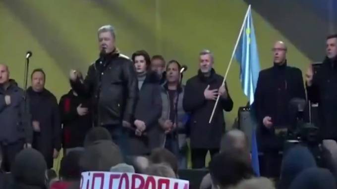 Ахтем Чийгоз - В Порошенко кинули яйца на митинге в Киеве - piter.tv - Украина