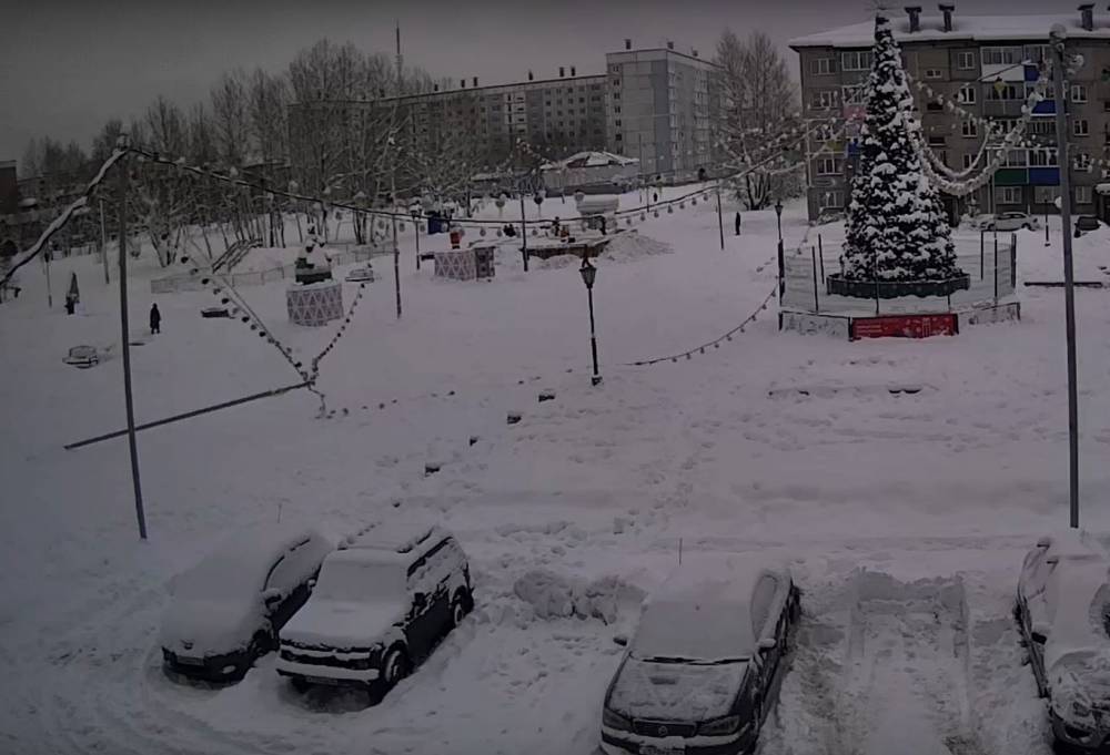 В кузбасском городе рухнул столб с гирляндами, момент ЧП попал на видео - gazeta.a42.ru - Кемеровская обл. - Междуреченск