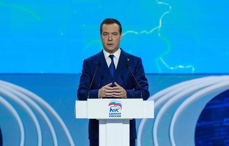 Денис Буцаев - Медведев потребовал объяснений у не готовых к реформе с ТБО губернаторов - news.ru