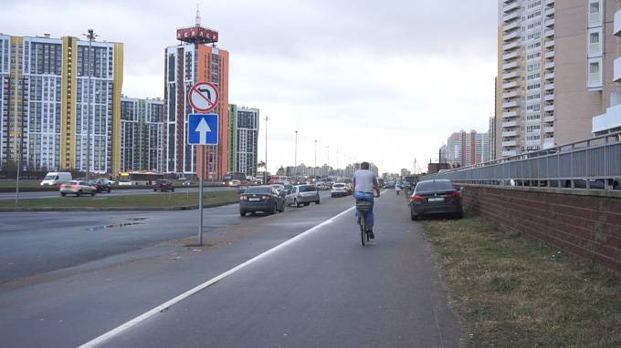На Парашютной улице неизвестные нарисовали велодорожку. Ее не признают официально и называют опасной - piter.tv - р-н Приморский