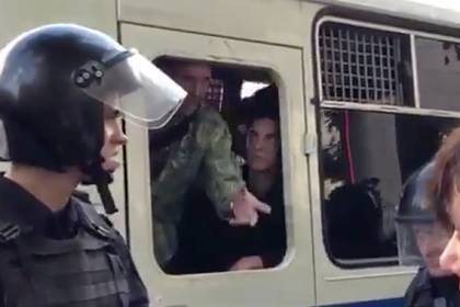 Эдуард Малышевский - Участнику акции в Москве дали три года тюрьмы из-за выдавленного стекла автозака - lenta.ru - Москва