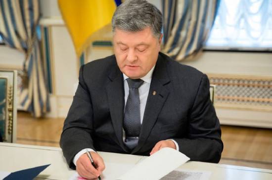 Петр Порошенко - Порошенко подписал закон о недопуске российских наблюдателей на украинские выборы - pnp.ru - Россия - Украина
