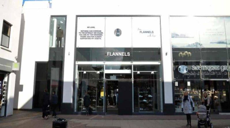 Ford Transit - Воры протаранили дизайнерский магазин Flannels в Большом Манчестере, чтобы вынести товары на сумму £40000 - theuk.one - Великобритания