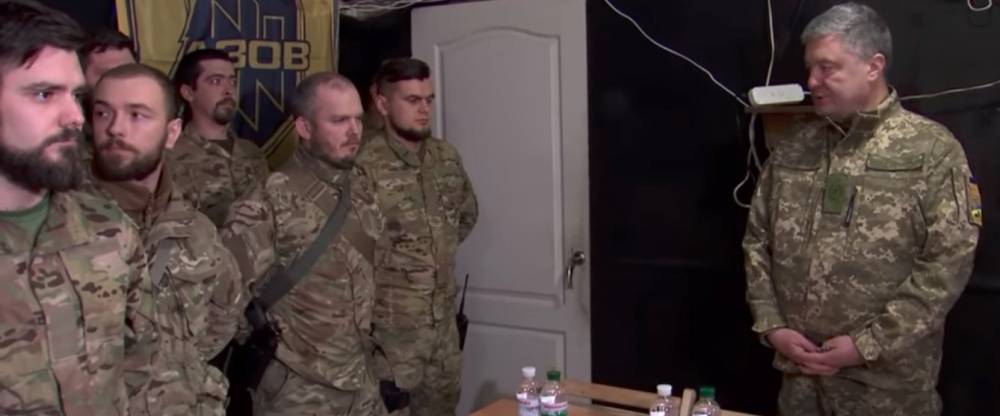 Петр Порошенко - Анатолий Шарий - «Петя опять об**лся»: Встреча Порошенко с боевиками «Азова» обернулась скандалом - politnavigator.net - Украина