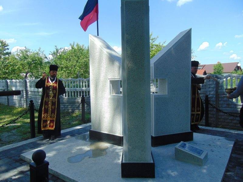 Эдуард Долинский - В селе на Западной Украине открыли памятник боевикам “Нахтигаля” и убийцам евреев - politnavigator.net - Украина - Ивано-Франковская обл.