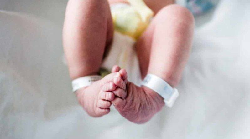 Новорожденного ребенка нашли в туалете больницы Оксфорда спустя несколько часов после родов - theuk.one - county Oxford - Великобритания