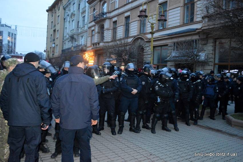 Петр Порошенко - Митинг Порошенко на Западной Украине обернулся дракой - politnavigator.net - Украина - Ивано-Франковск
