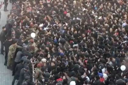 Тимур Юнусов - Жители Бишкека передавили друг друга ради бесплатных бургеров от Тимати - trud.ru - Россия - Киргизия - Бишкек