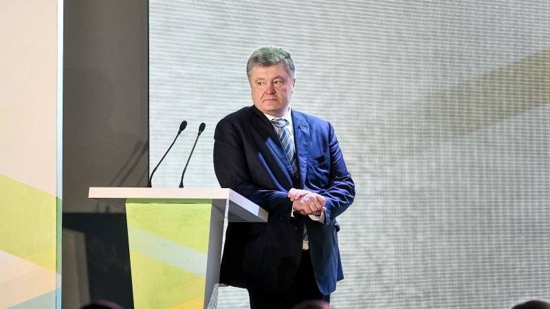 Петр Порошенко - «Похмелье?»:  интернет-пользователи высмеяли фото Порошенко с большой бутылью воды - polit.info - Украина - Одесса - Одесская обл.