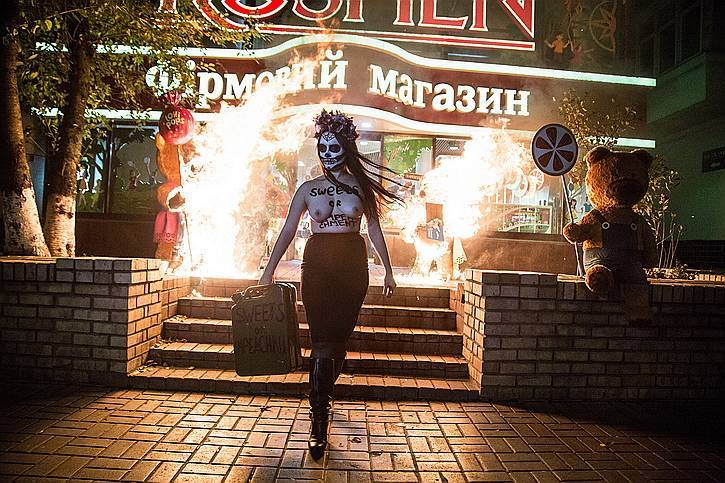 Виктор Янукович - Как Порошенко прижал Femen. Интервью в праздник - politnavigator.net - Украина