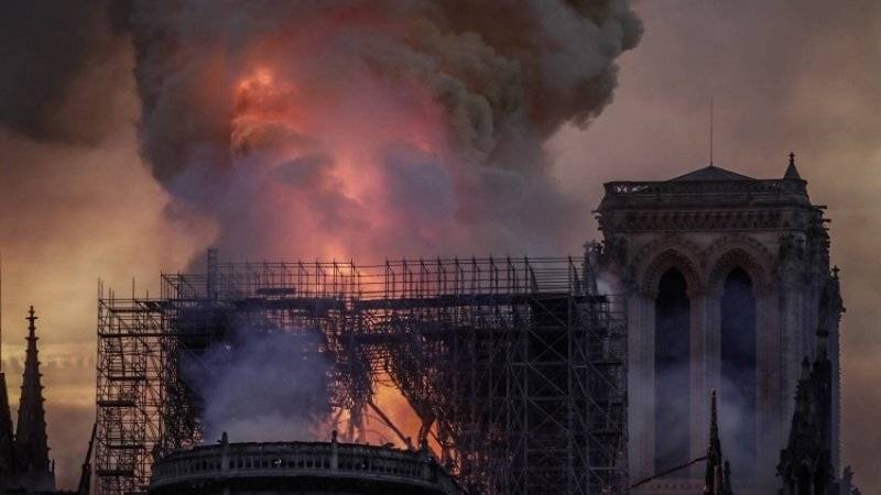 Эммануэль Макрон - Заведено уголовное дело о пожаре в Соборе Парижской Богоматери - polit.info - Москва - Франция - Париж