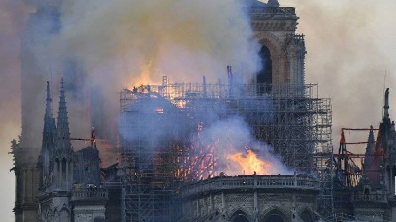 Sky News - Огонь перекинулся на одну из колонн горящего Нотр-Дама - polit.info - Paris