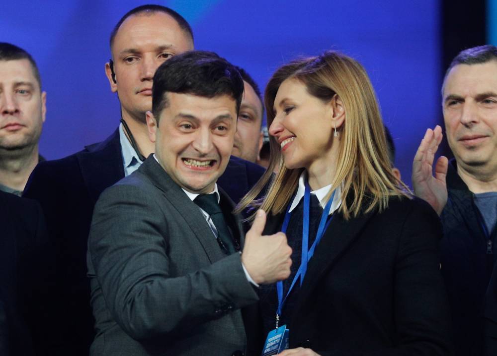 Владимир Зеленский - Петр Порошенко - Зеленский лидирует в президентской гонке - utro.ru
